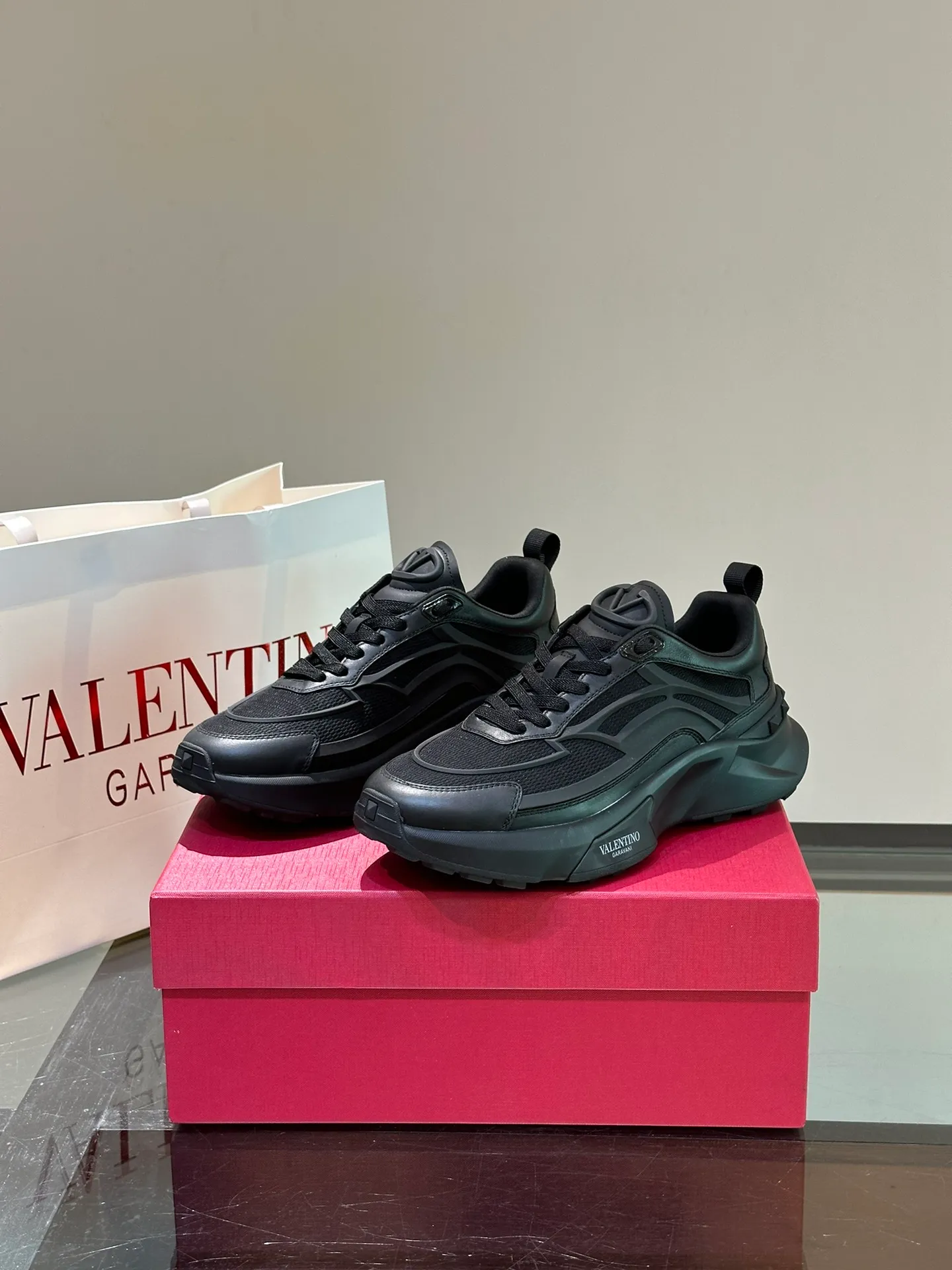 P500¥ Valentino/Valentino GaravaniTotaloopV logo new sports shoes, with leather details, silk screen printing on the tongue, combined with outsole, really easy to wear and very comfortable ~ Comes with 5 cm height increase✔️A must-have pair for fashionable men and beautiful women in summer! Size: 38-46